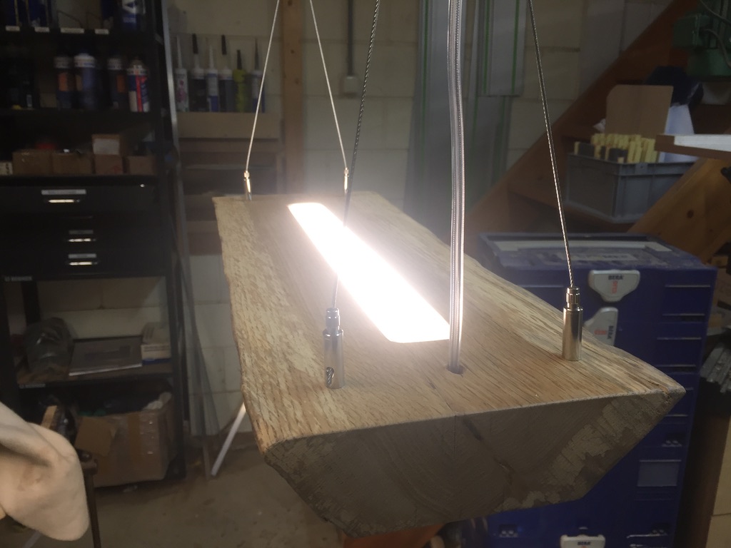 Close-up van de Slice: eiken met strakke LED-lichtlijn