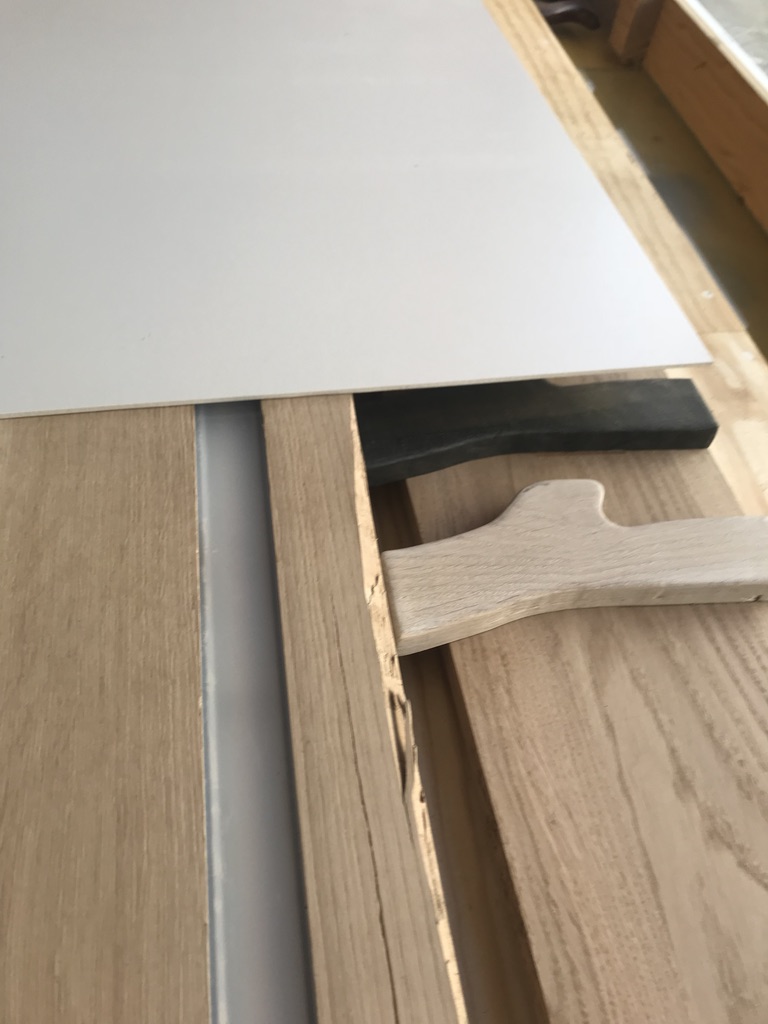 Eiken delen van de Slice in de klemmen tijdens het maken